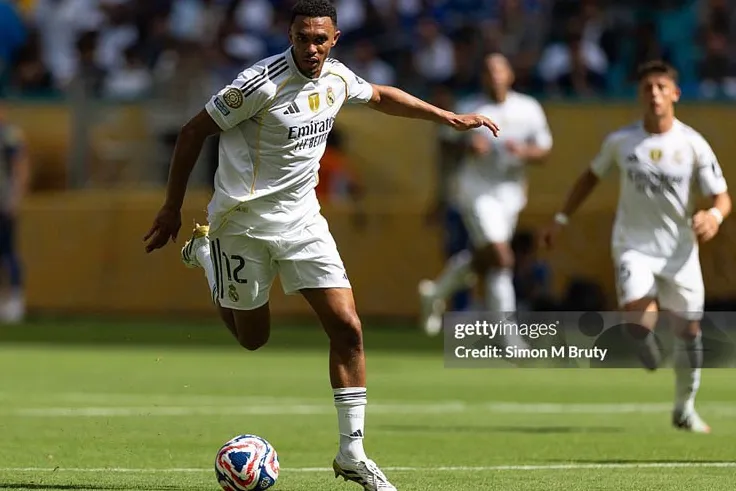 Alexander-Arnold ra mắt Real Madrid: Nâng cấp tấn công hay nỗi lo phòng ngự?