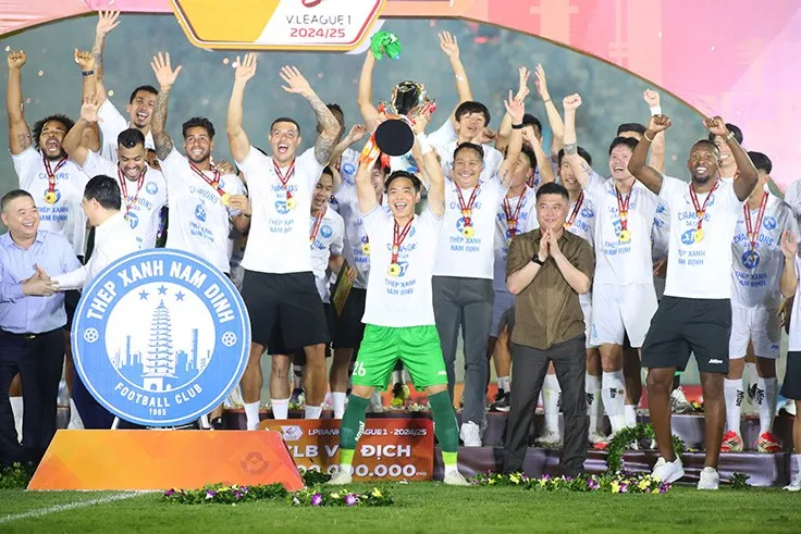 Nam Định Vô Địch V-League 2024/25: Thiên Trường Mở Hội, Cúp Vàng Gọi Tên!