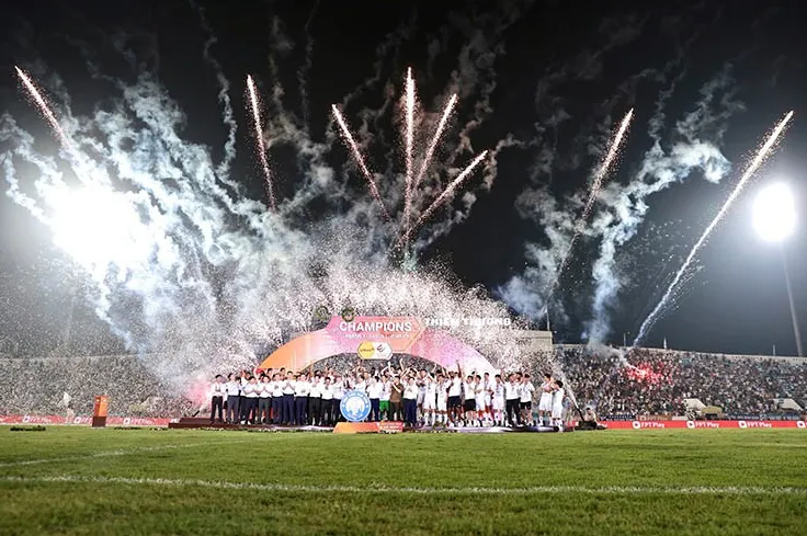 Nam Định rạng rỡ nâng cúp V-League, fan vây kín sân Thiên Trường chia vui - 10