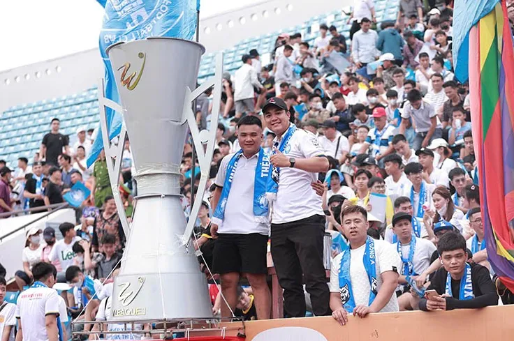 Nam Định rạng rỡ nâng cúp V-League, fan vây kín sân Thiên Trường chia vui - 12