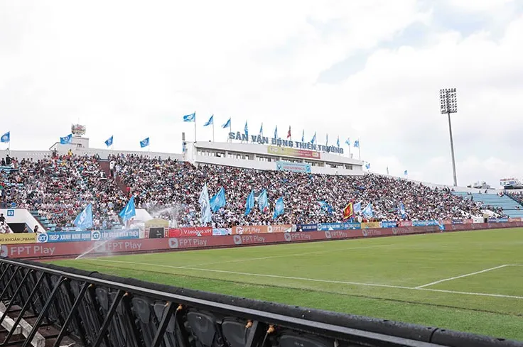 Nam Định rạng rỡ nâng cúp V-League, fan vây kín sân Thiên Trường chia vui - 13