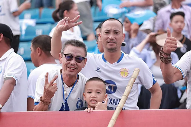 Nam Định rạng rỡ nâng cúp V-League, fan vây kín sân Thiên Trường chia vui - 14