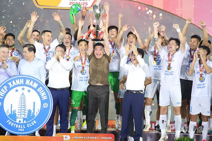 Nam Định rạng rỡ nâng cúp V-League, fan vây kín sân Thiên Trường chia vui - 4