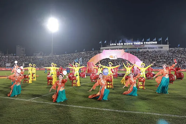 Nam Định rạng rỡ nâng cúp V-League, fan vây kín sân Thiên Trường chia vui - 7