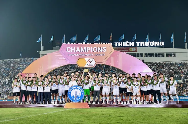 Nam Định rạng rỡ nâng cúp V-League, fan vây kín sân Thiên Trường chia vui - 8