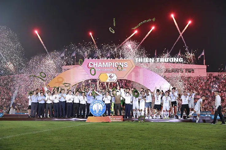 Nam Định rạng rỡ nâng cúp V-League, fan vây kín sân Thiên Trường chia vui - 9