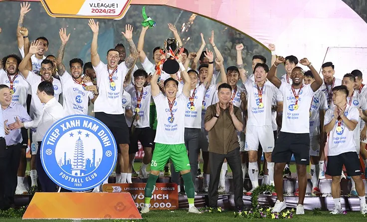 Thép Xanh Nam Định đăng quang V-League: Xuân Son và đồng đội vỡ òa trong ngày hội lớn tại Thiên Trường