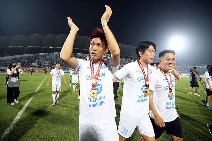 Tuấn Anh cũng có mùa giải trọn vẹn khi có 25 lần ra sân thi đấu cho Thép Xanh Nam Định ở V-League 2024/25. Sau khi chia tay HAGL, tiền vệ tài hoa sinh năm 1995 đã có 2 lần vô địch V-League với Thép Xanh Nam Định.