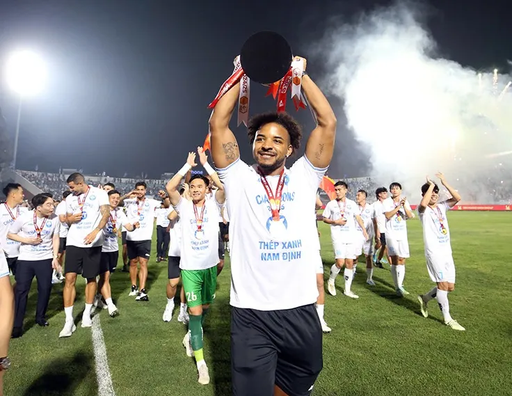 Xuân Son nâng cao cúp vô địch V-League lần thứ hai liên tiếp. Tiền đạo ĐT Việt Nam đang tích cực tập hồi phục để có thể sớm trở lại trong thời gian tới.