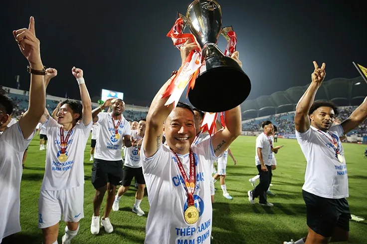 Chiến tích vô địch V-League hai lần liên tiếp của bóng đá Nam Định có dấu ấn không nhỏ của HLV Vũ Hồng Việt. 