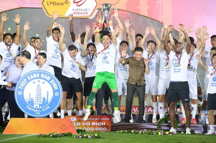 V-League 2024/25: Nam Định đăng quang, Bình Định rớt hạng, Tiến Linh chia sẻ ngôi Vua phá lưới