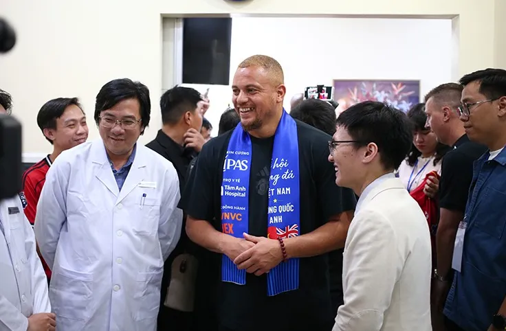 Huyền thoại Manchester United 'mục sở thị' y tế thể thao tại Bệnh viện Đa khoa Tâm Anh