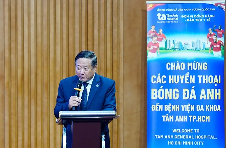 PGS.TS.BS Trần Quang Bính - Giám đốc chuyên môn BVĐK Tâm Anh TP.HCM, phát biểu chào đón các huyền thoại Manchester Reds tới trải nghiệm y tế và giao lưu tại BVĐK Tâm Anh
