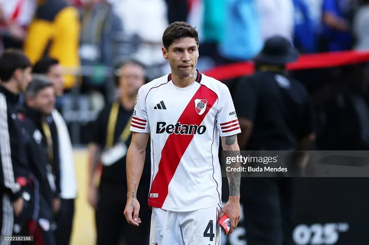 Inter Milan thắng nghẹt thở River Plate trong trận cầu bạo lực: Dumfries 'chạy trốn', CĐV ném vật thể lạ