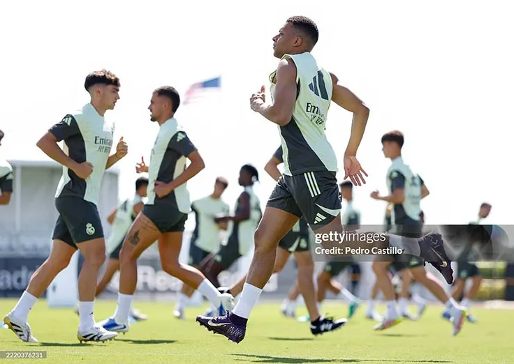 Mbappe tiều tụy vì sút 5kg, trở lại tập luyện cho đại chiến Real Madrid - Salzburg - 4