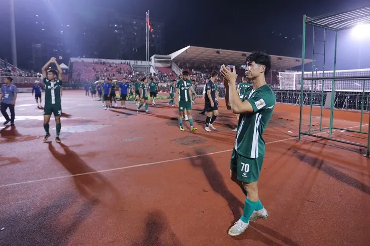 Dù buồn bã, Công Phượng cùng đồng đội vẫn cố gắng đi vòng quanh sân cảm ơn sự cổ vũ của các khán giả