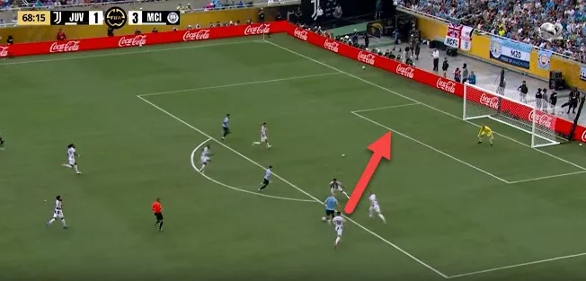 Bàn thứ 4 của Man City: Foden không đón được quả thả bóng của Haaland, nhưng Savinho đã có mặt ở bên tay trái để tiếp ứng