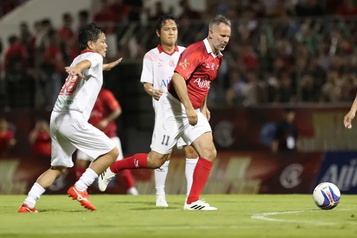 Michael Owen tỏa sáng, Huyền thoại MU thắng Việt Nam All Stars trong trận giao hữu mãn nhãn