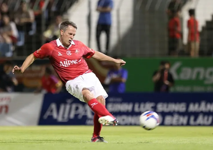 Kết quả bóng đá Việt Nam All Stars - Huyền thoại MU: Michael Owen rực sáng, 