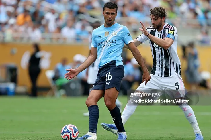 Rodri giúp hàng tiền vệ Man City áp đảo Juventus