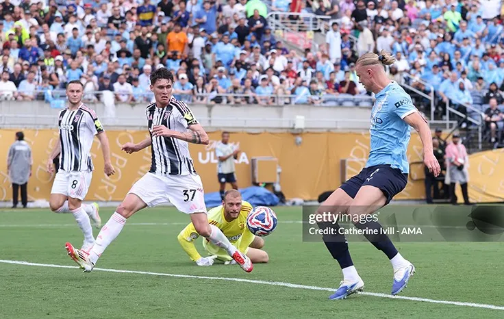 Haaland ghi bàn vào lưới Juventus