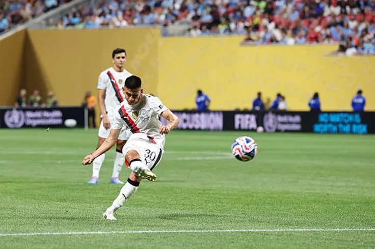 Sao trẻ Claudio Echeverri của Man City đã ghi dấu ấn của mình bằng siêu phẩm sút phạt vào lưới Al-Ain