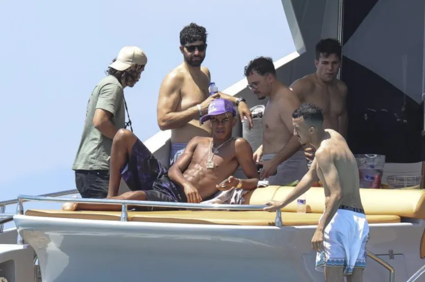 Lamine Yamal 'xả láng' ở Ibiza: Thuê du thuyền hạng sang, tiệc tùng cùng 8 cô gái