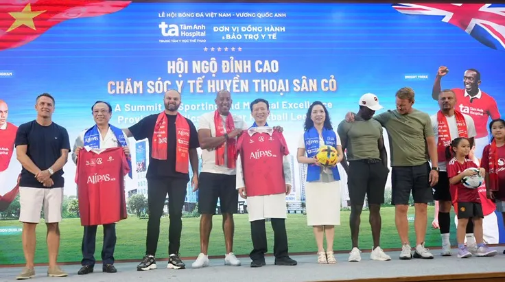 Huyền thoại Manchester United 'gây sốt' tại Hà Nội: Owen ấn tượng y tế thể thao Việt Nam