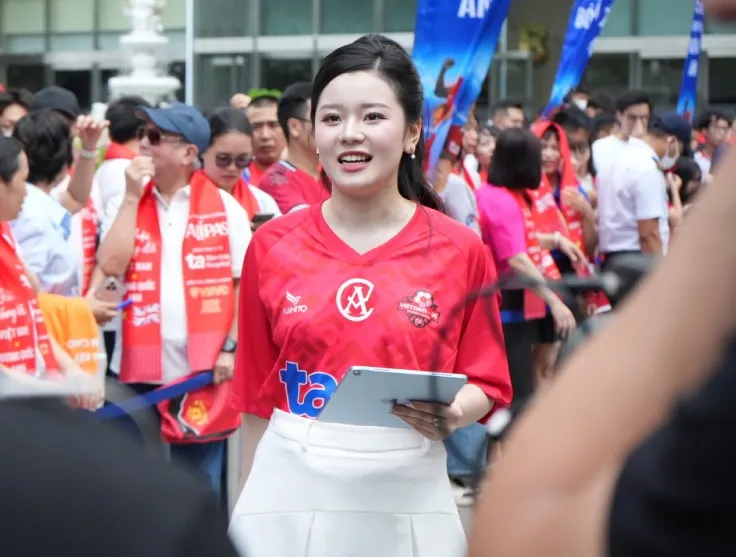 Fan nữ xinh đẹp chờ đón huyền thoại Manchester Reds tại Bệnh viện Đa khoa Tâm Anh