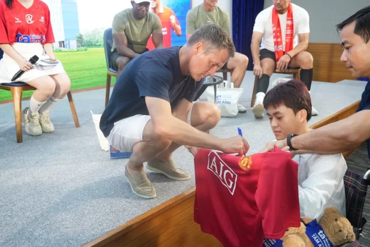 Owen kí tặng fan trong buổi giao lưu