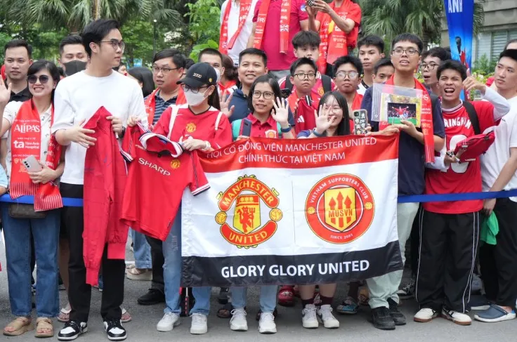 Hàng trăm fan có mặt, chào đón huyền thoại Manchester Reds