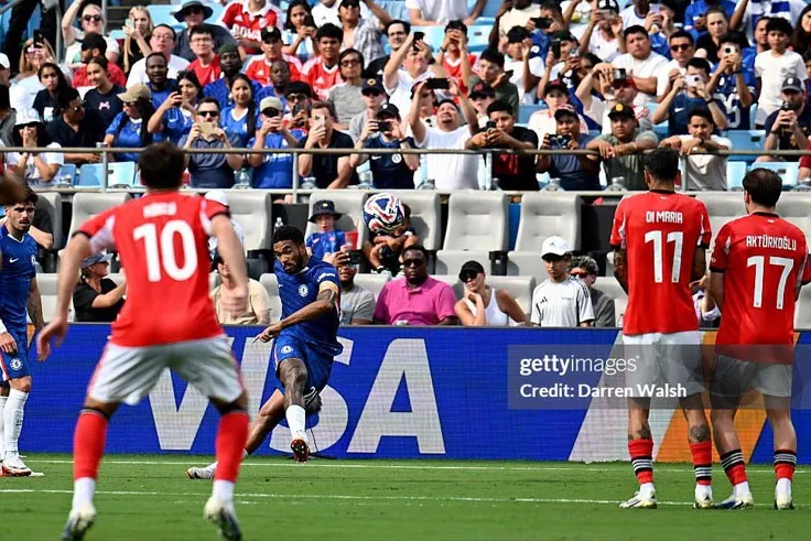 Reece James tỏa sáng với siêu phẩm sút phạt, Chelsea khuất phục Benfica tại FIFA Club World Cup 2025