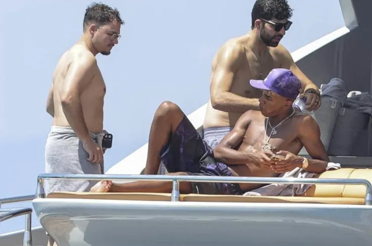 Lamine Yamal 'xõa' hết mình ở Ibiza: Du thuyền hạng sang và những bóng hồng