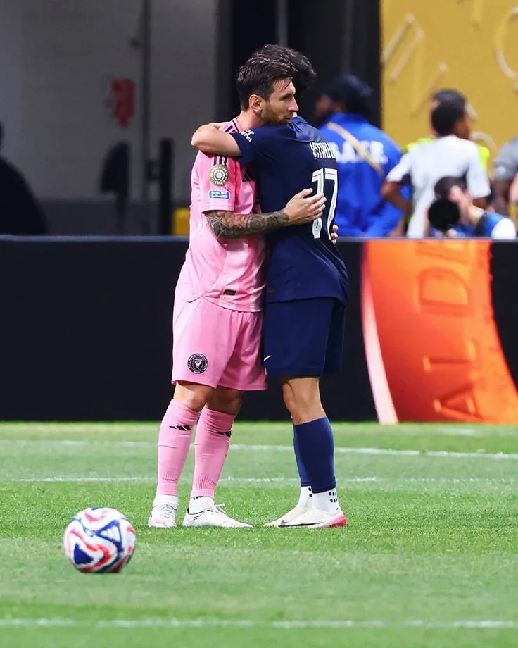 Messi và Vitinha thân thiện sau trận đấu