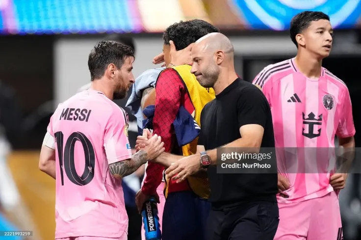 HLV Mascherano an ủi Messi sau trận