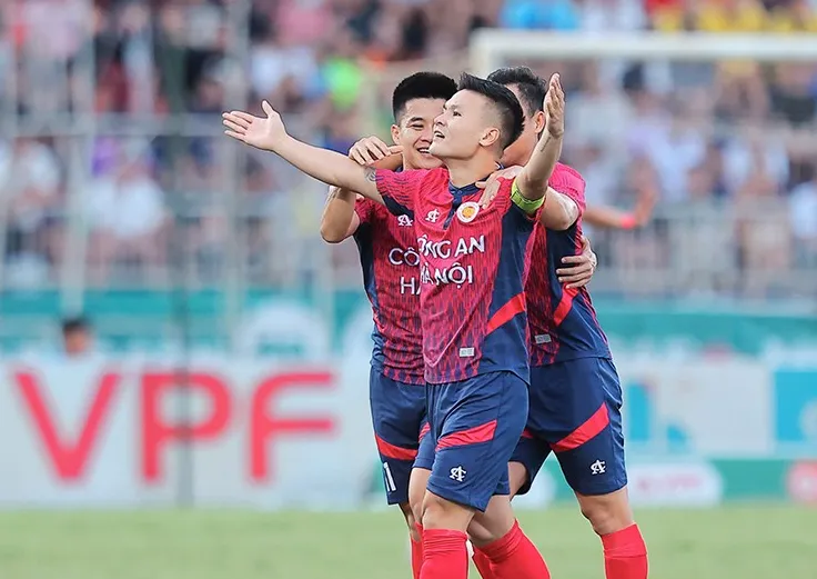 Quang Hải tỏa sáng, CAHN vô địch Cúp Quốc gia: Màn ăn mừng ngọt ngào cùng bà xã Chu Thanh Huyền