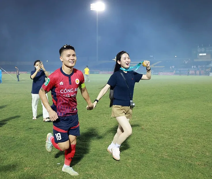 Quang Hải ăn mừng cùng vợ