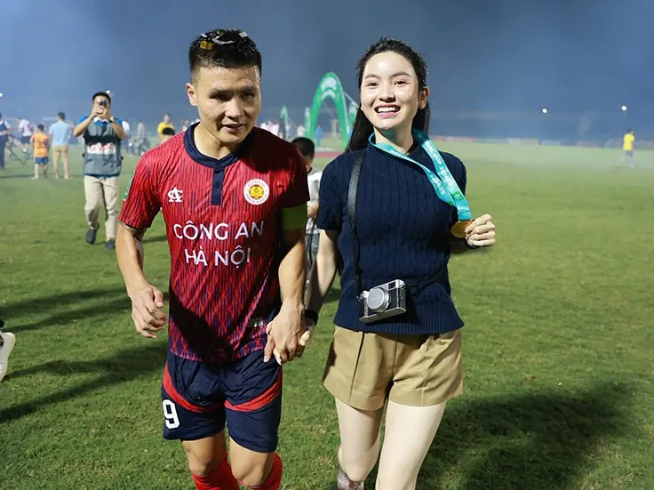 Nụ cười hạnh phúc của Chu Thanh Huyền bên Quang Hải