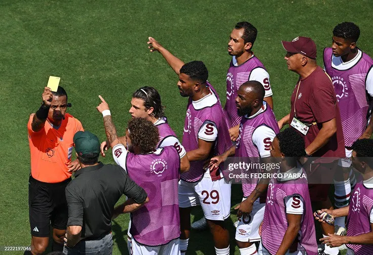 HLV Renato phải nhận thẻ vàng