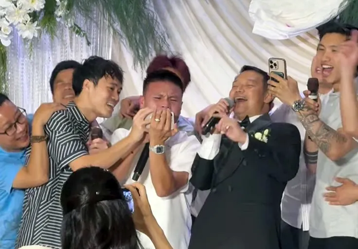 Đông đảo học trò đến chia vui cùng HLV Vũ Hồng Việt.