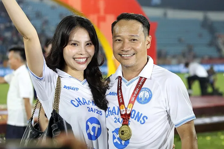 HLV Vũ Hồng Việt bên cạnh BTV Thùy Anh trong ngày Thép Xanh Nam Định vô địch V-League 2024/25.