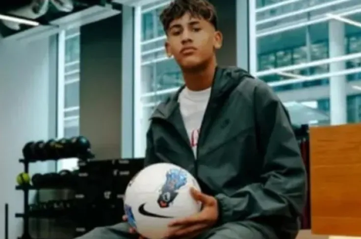 MU Giữ Chân Thành Công "Messi Nhí" JJ Gabriel Trước Sự Cạnh Tranh Từ Các Ông Lớn Châu Âu