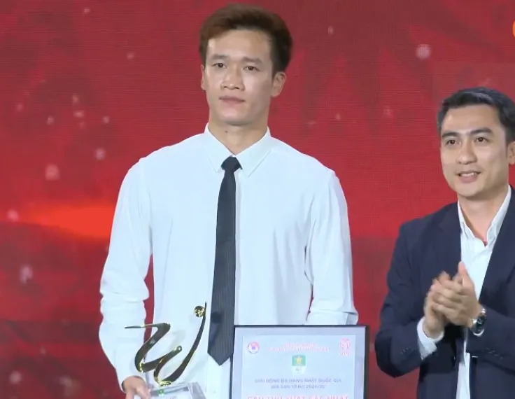 V-League Awards 2025: Quang Hải, Hoàng Đức và dàn sao "trĩu tay" nhận giải