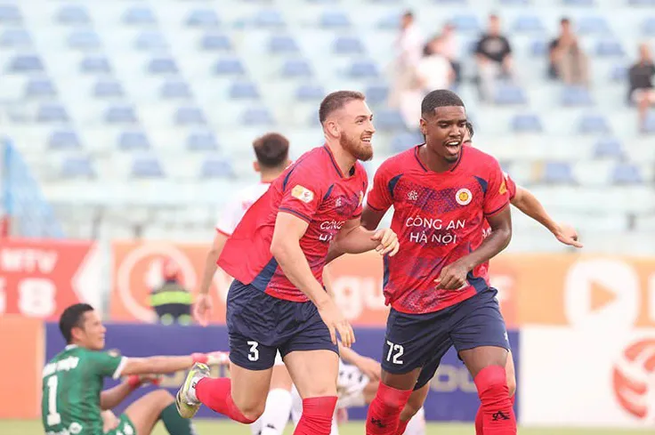 Alan (số 72) là “Vua phá lưới”, Cầu thủ xuất sắc nhất và nằm trong đội hình xuất sắc nhất V-League 2024-2025