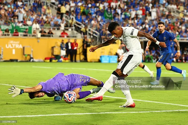 Yassine Bounou: Từ người hùng World Cup đến lá chắn thép trước Man City