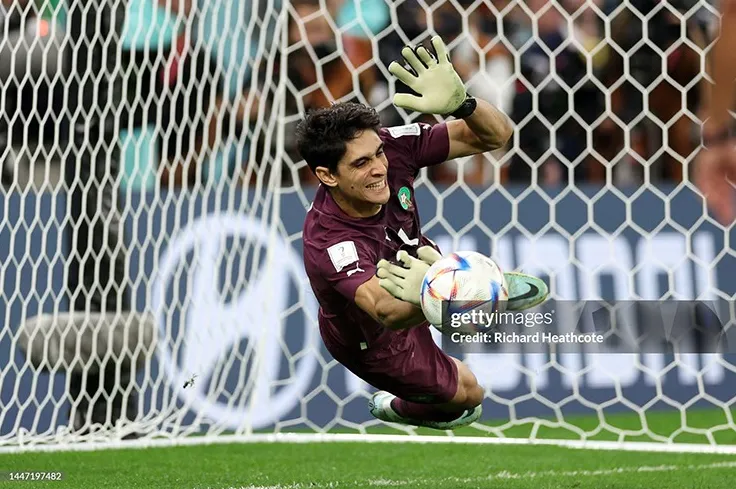 Bounou cản phá thành công 2 quả penalty ở loạt sút luân lưu trước tuyển Tây Ban Nha