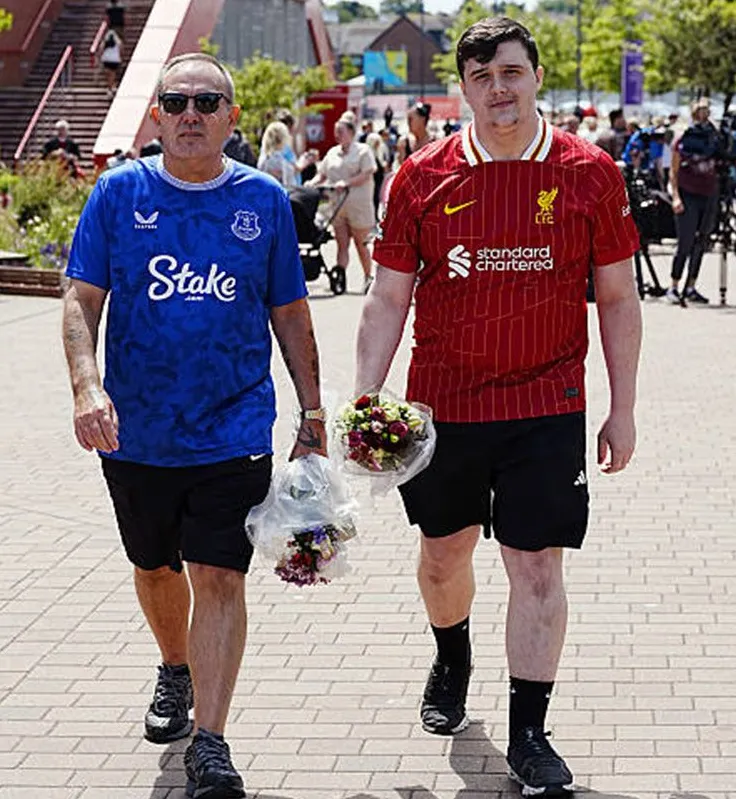 Một fan Everton và fan Liverpool song hành tới nơi tưởng niệm Jota