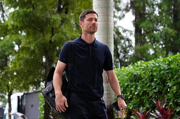 Xabi Alonso giám sát các cầu thủ khá ngặt để đề phòng họ đi chơi giữa giải đấu
