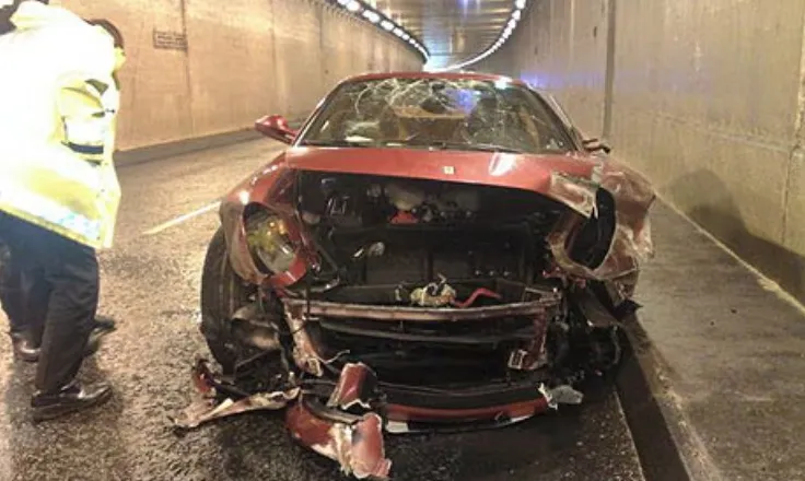 Chiếc xe của Ronaldo bị tai nạn