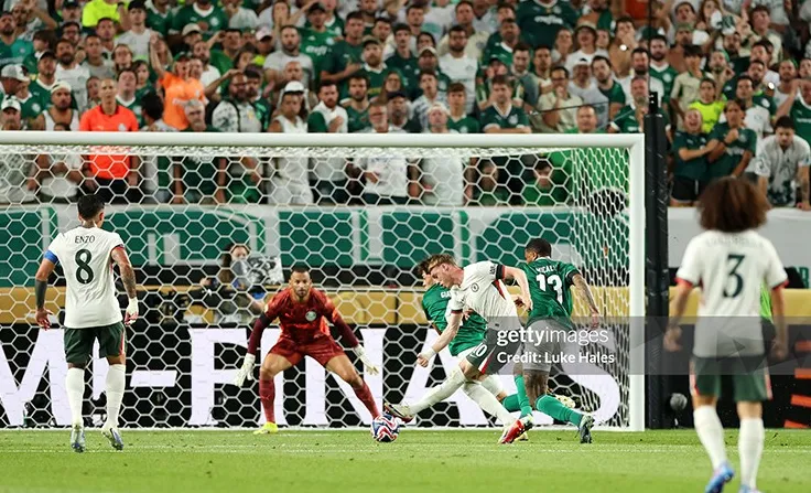 Chelsea trả giá đắt cho chiến thắng: Tân binh Delap bị treo giò, fan chỉ trích 'quá non'